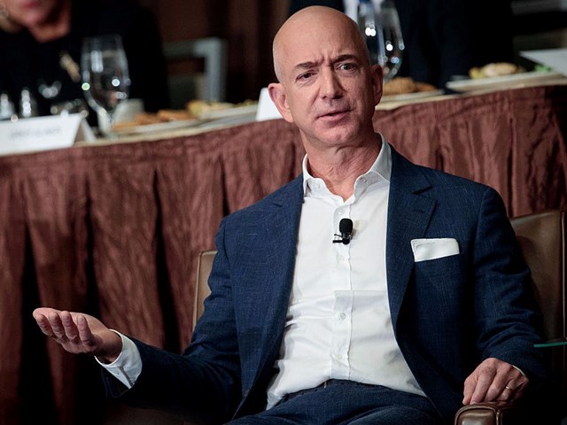 Jeff Bezos gh&eacute;t họp d&agrave;i d&ograve;ng v&agrave; &aacute;p dụng nhiều "chi&ecirc;u thức" để tiết kiệm thời gian tại Amazon. Ảnh: Getty
